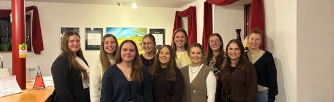 Ehemalige und amtierende Weinhoheiten beim Neujahrstreffen 2026 der Mittelfränkischen Bocksbeutelstraße